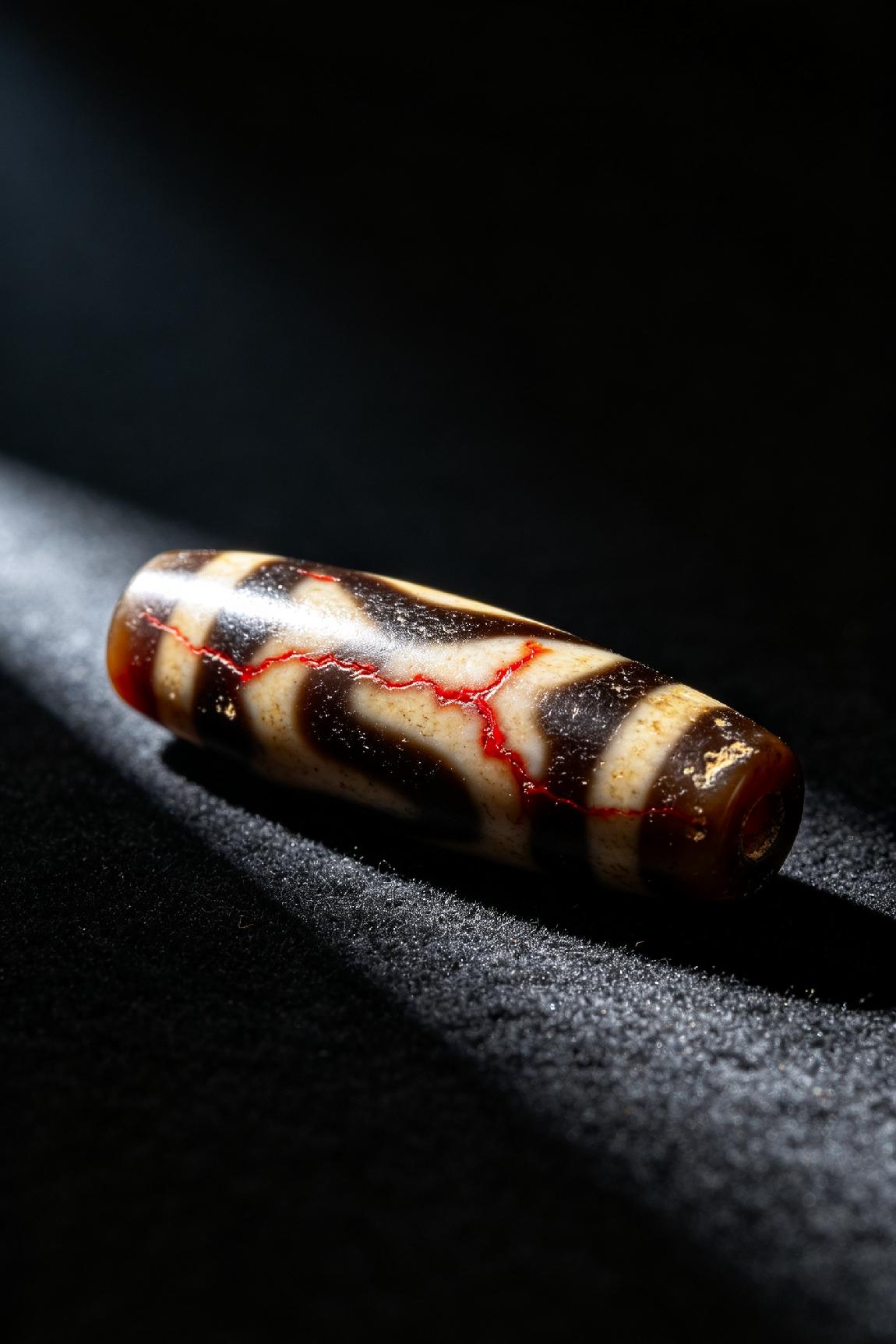 天珠的红血丝：惊艳岁月的纹路，皆是自愈的伤痕
 
玩天珠的人，终其一生，都偏爱那