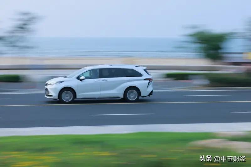 核心洞察：

  1. 价格平权：以传祺M8 HEV、风行星海V9等为代表的车型