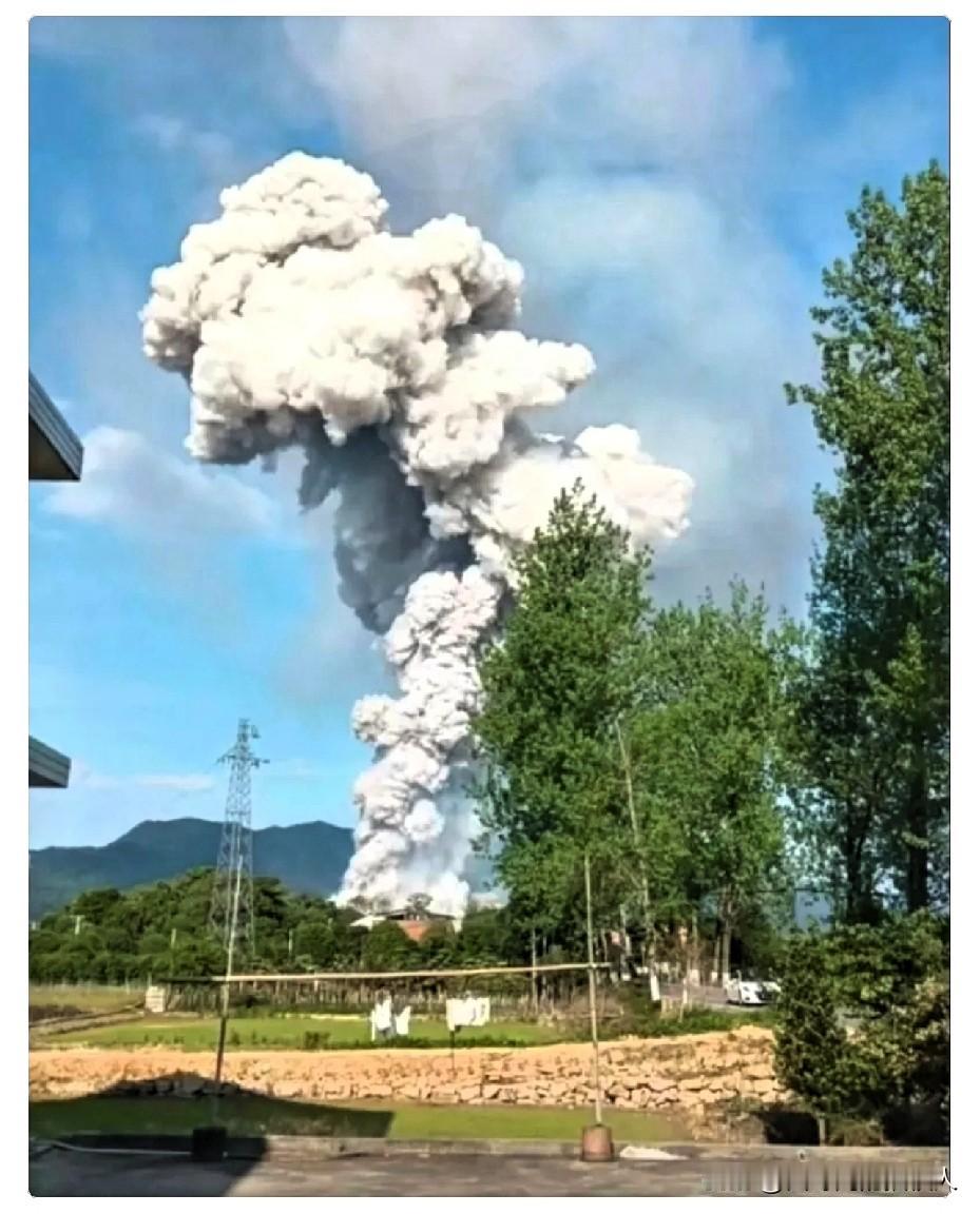 浏阳烟花全面停产后，
最让人揪心的，从来不是机器停止运转，而是整个行业的账本彻底