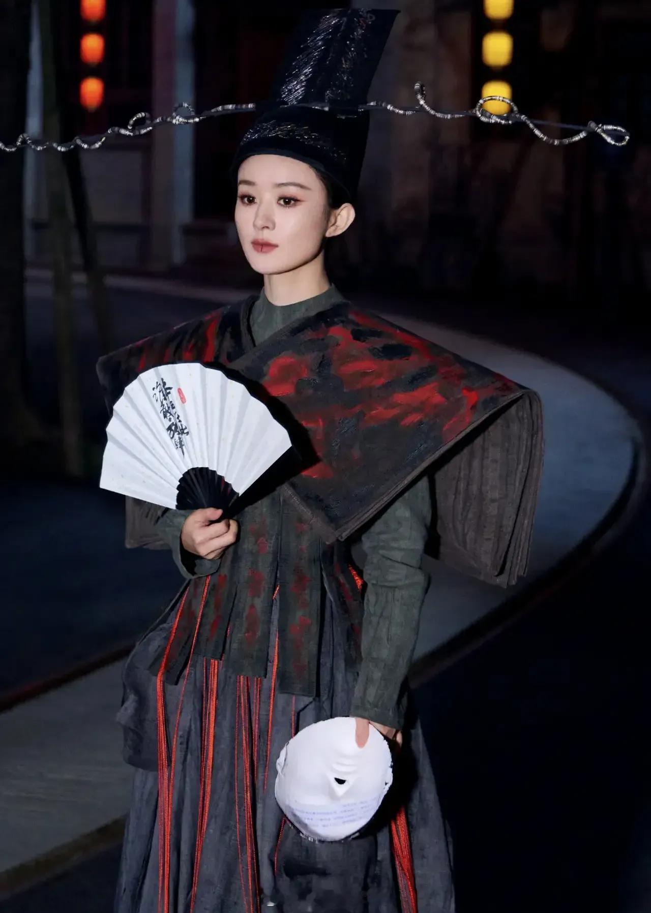 赵丽颖的鬼新娘妆造真的是又美又飒，让人目不转睛，太好看了！​​不仅如此，沈璃的其