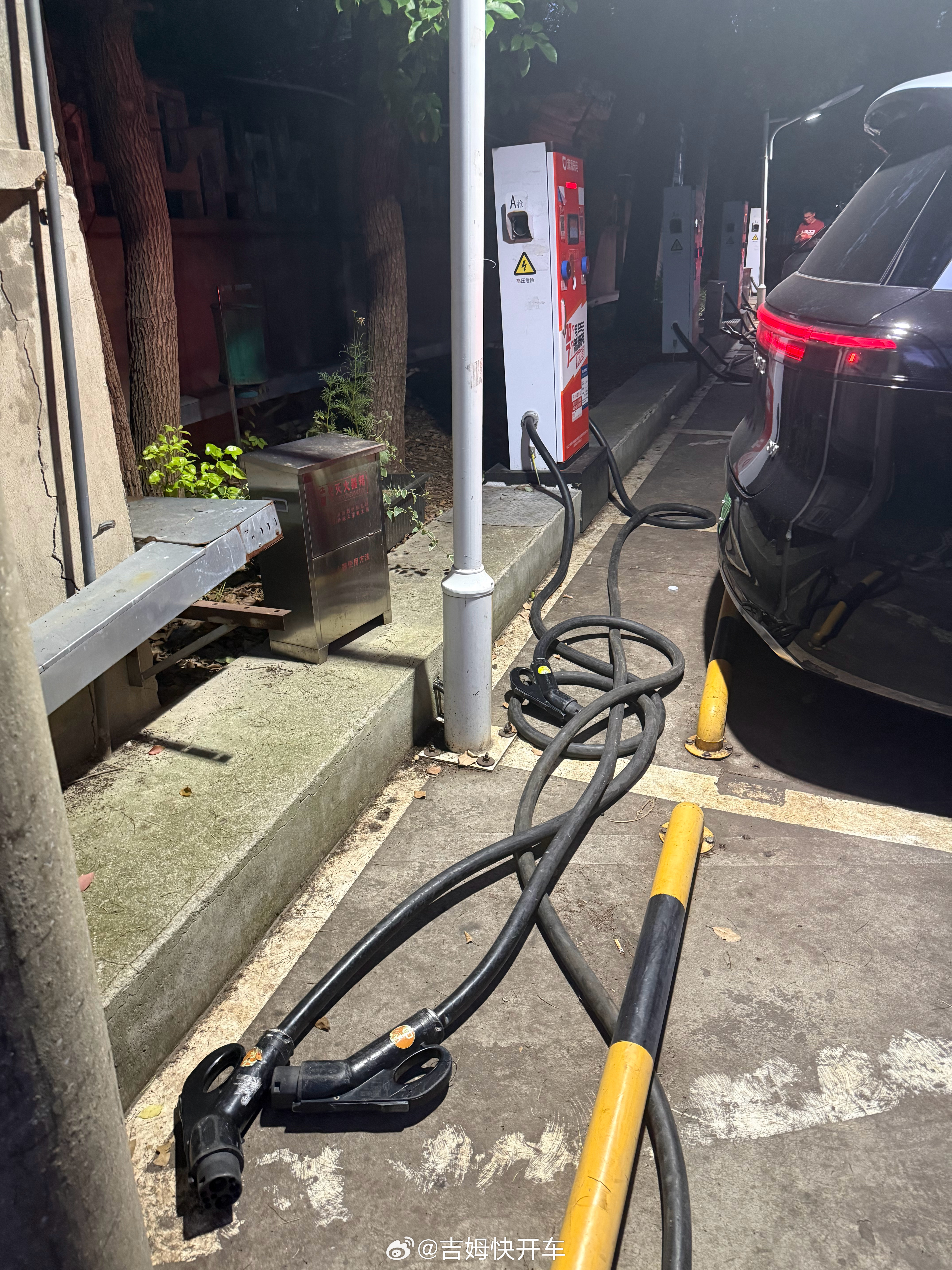 怎么就不能把充好的枪归位呢？这种人往地上扔的时候啥心态啊？充电遇到这种情况，挺影