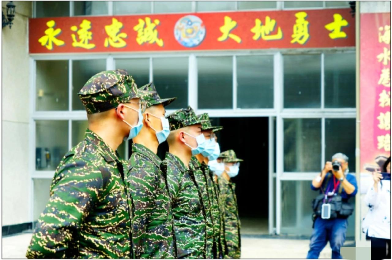 台湾媒体报道，3月5日，台军海军陆战队首批一年期义务役士兵62入伍。    
 