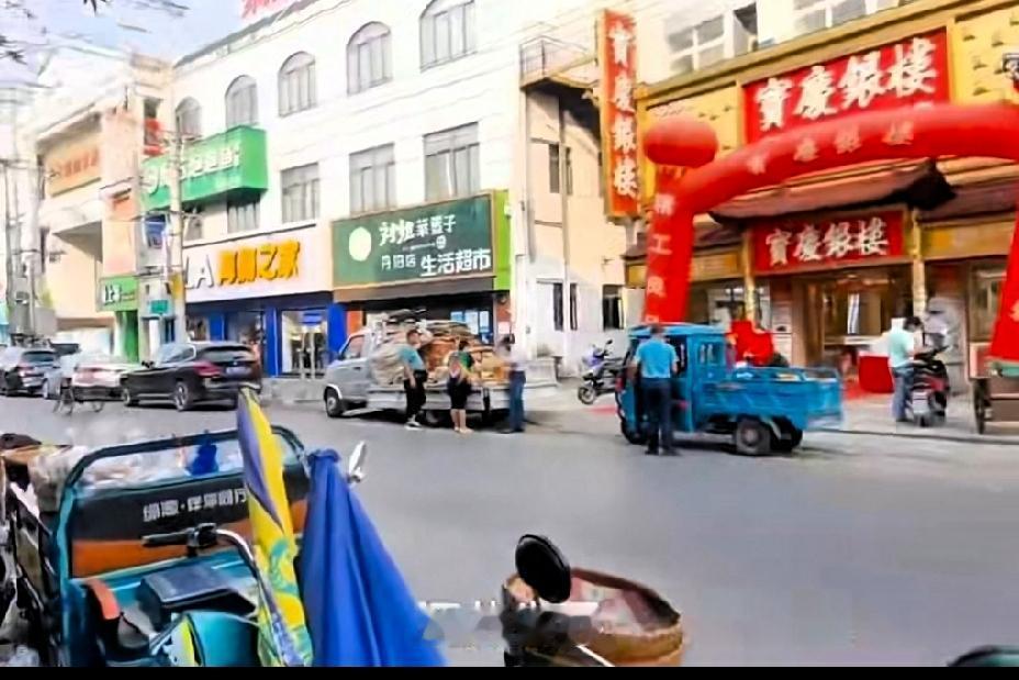 一脚跨两省，这条街上苏A和皖E，比导航还热闹

你有没有想过，一条街能分属两个省