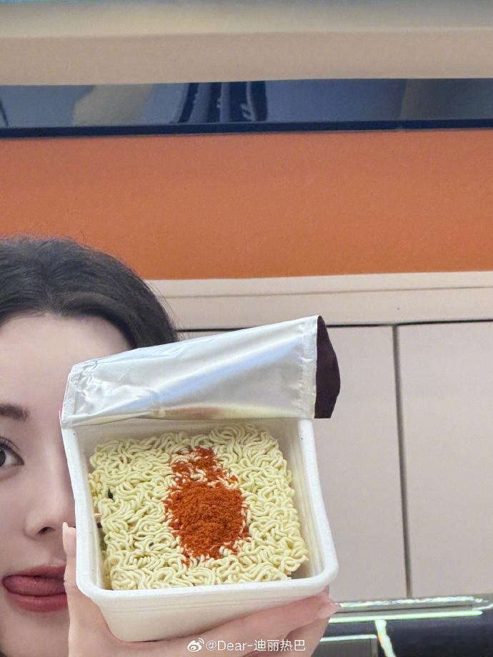 #迪丽热巴清爽白T##迪丽热巴晒泡面加个餐# 迪丽热清爽的白T造型优雅迷人，晒泡