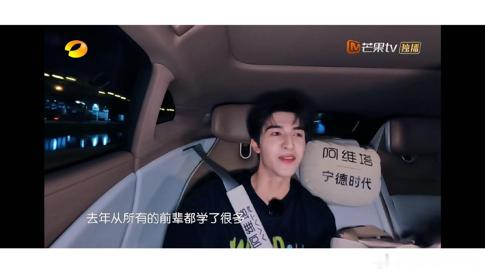 尹浩宇学到了丁禹兮的细腻 上错菜正慌着，丁禹兮立刻送小礼物安抚客人。派派返场复刻
