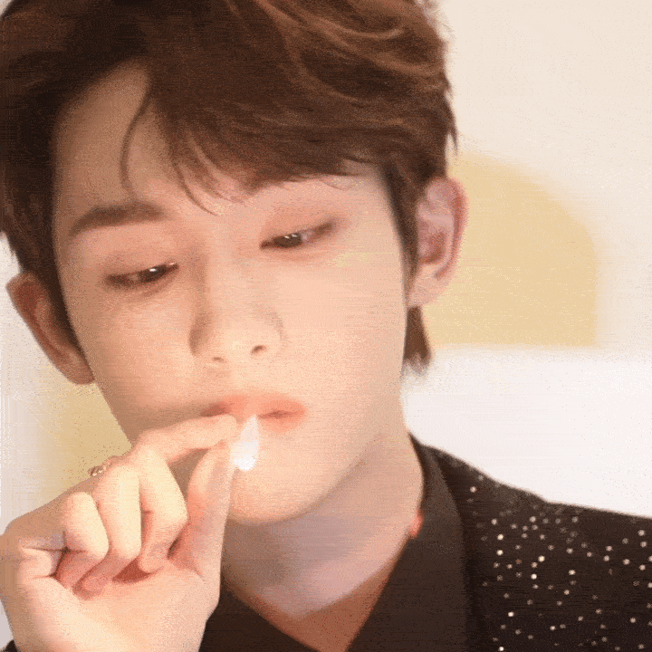 董思成这个镜头钓到我了 董思成这个镜头真的绝绝子！黑西装与碎钻相得益彰，他软萌的