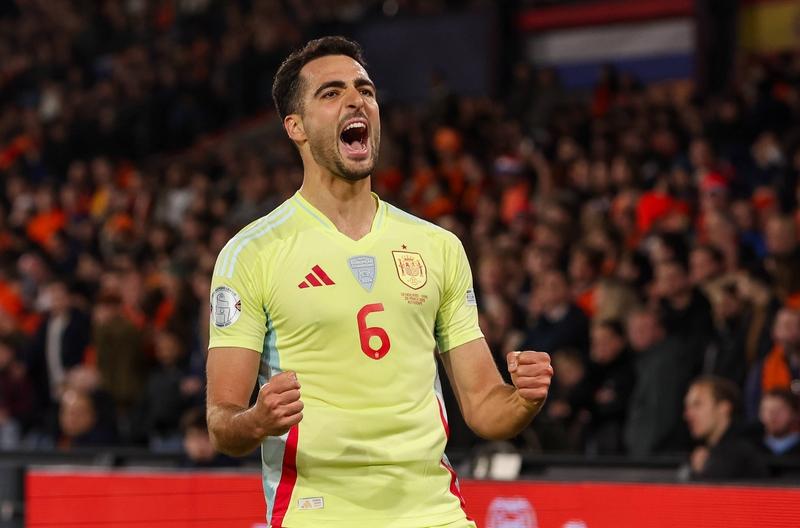 梅里诺更多的是回撤做球，吸引对面中后卫前压导致肋部空间。可以让萨卡和特罗萨德有空