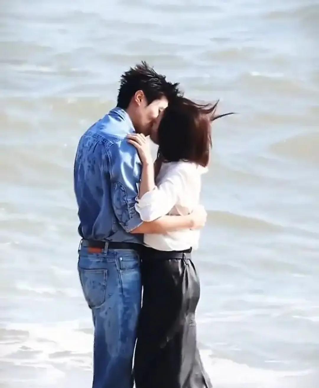 一个51岁，一个29岁，两人同框居然毫无违和感！
海边浪漫拥吻，开怀大笑，逛商场
