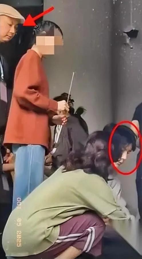 我算发现了

杜强的管法

不是严，是把艺人活成“标准件”。

小鱼直播刚笑开脸