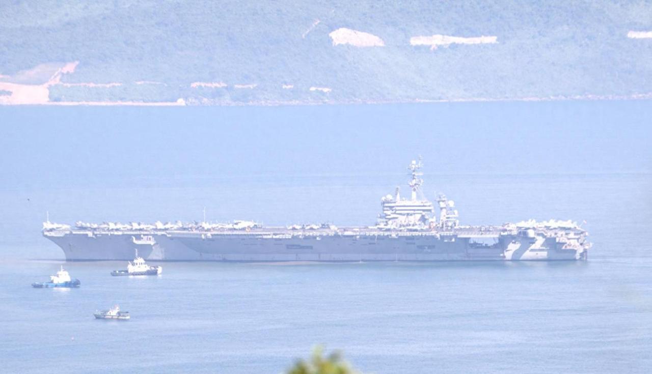 8月5日，美军“乔治·华盛顿”号航母在岘港码头拍了漂亮合影，转身就往横须贺返航。