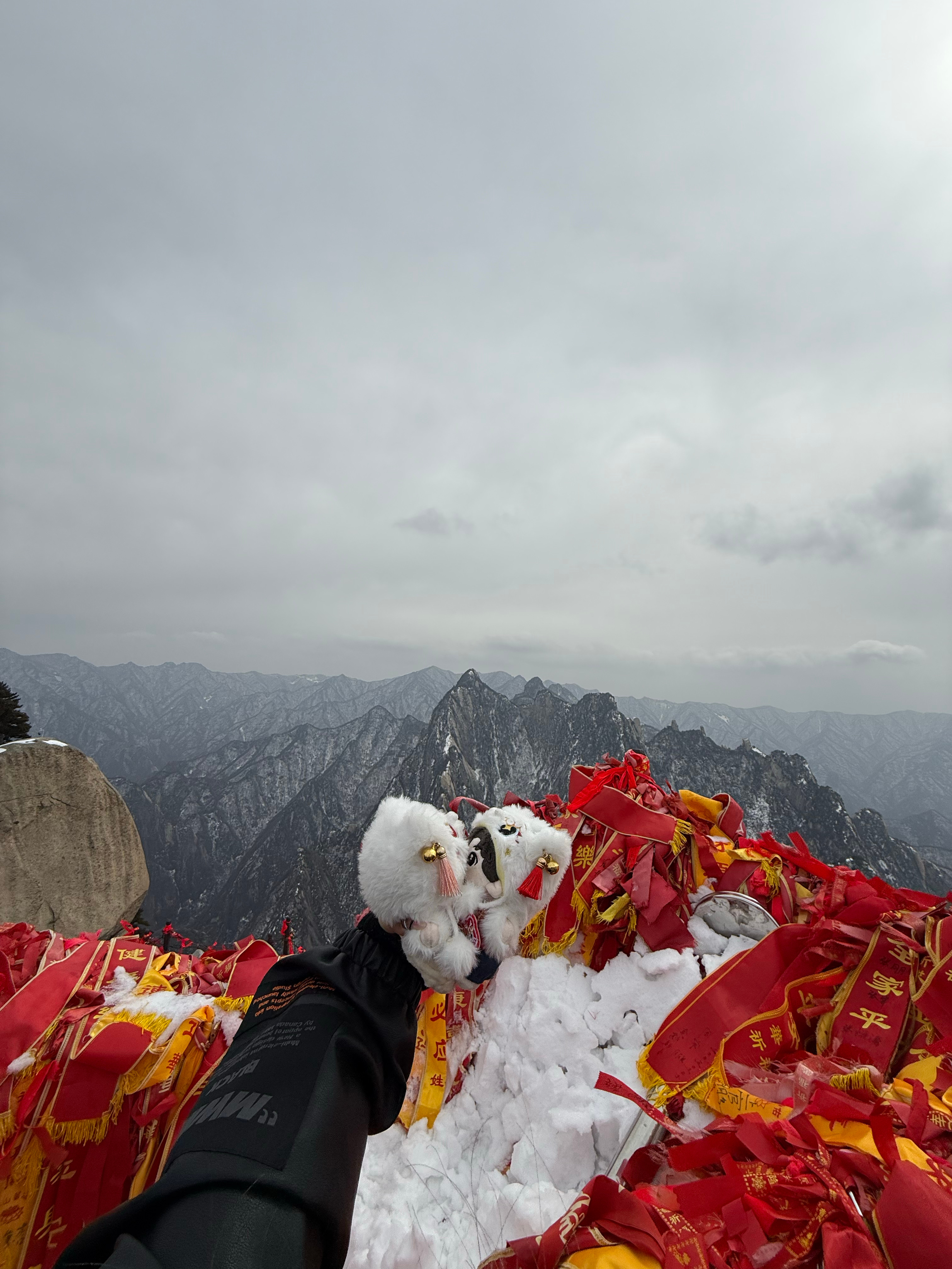 碗盆在华山最高峰亲嘴 ​​​