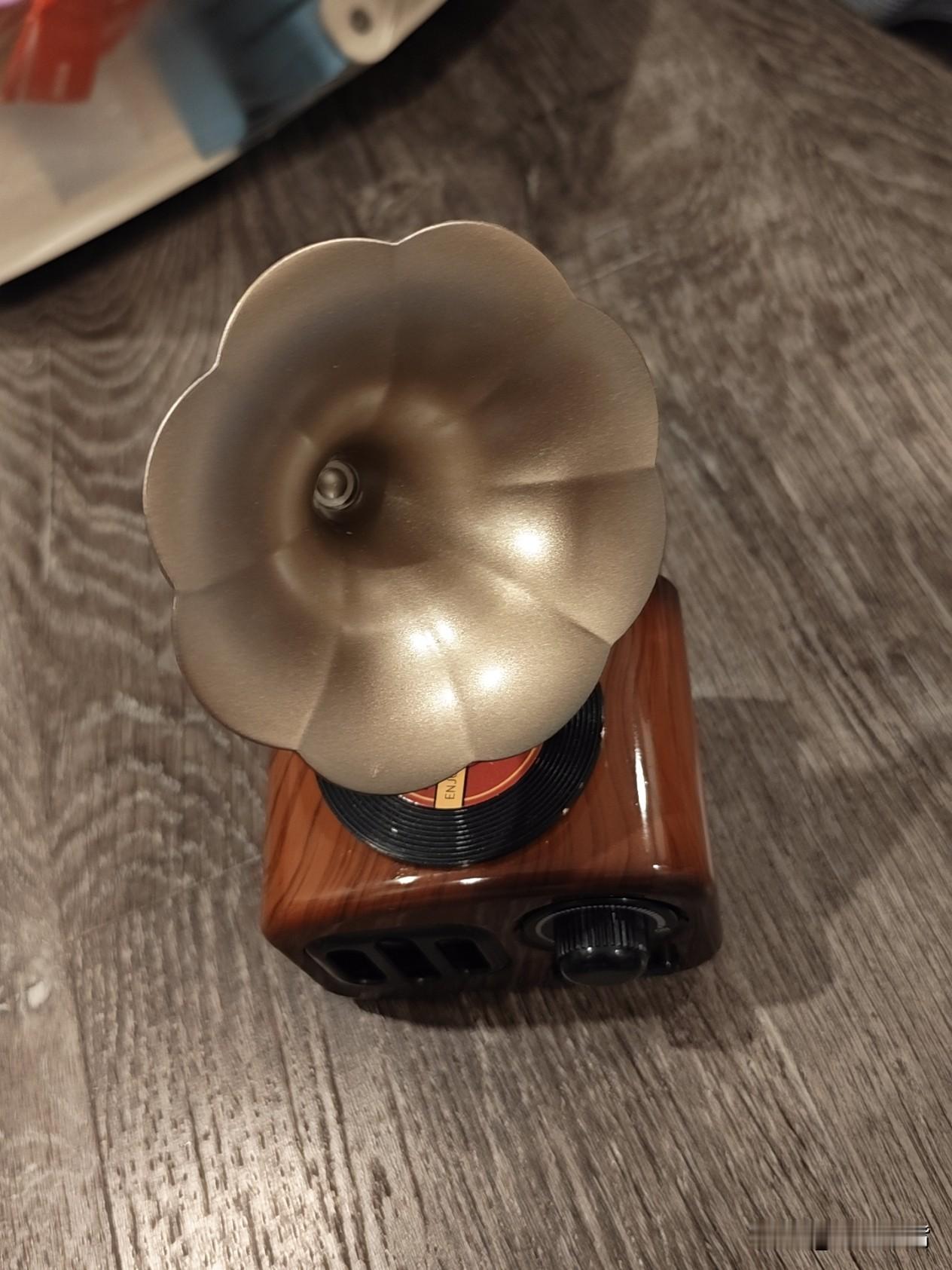 我也开直播了，
壮着胆子，
哆哆嗦嗦，
肚子里有货倒不出来的样子。

幸亏直播间