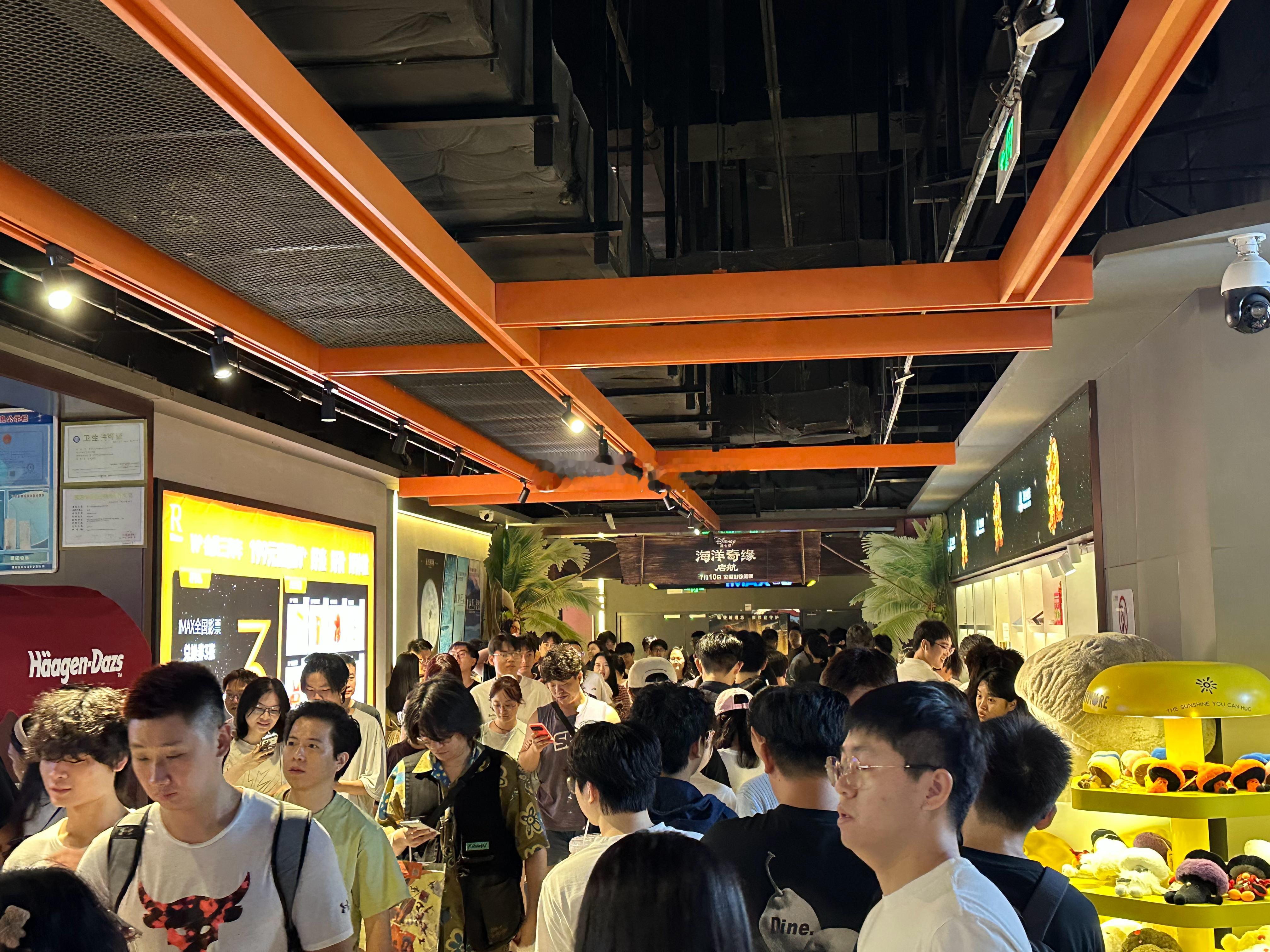 22点了，还在排队检票看电影。今年暑期档票房市场还是有点小看头 厦门·万达影城(