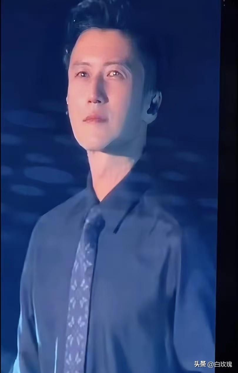 谢霆锋还是在演唱会上哭了，
因为父亲刚走，全场粉丝们很多都穿上了黑衣，默契收起了