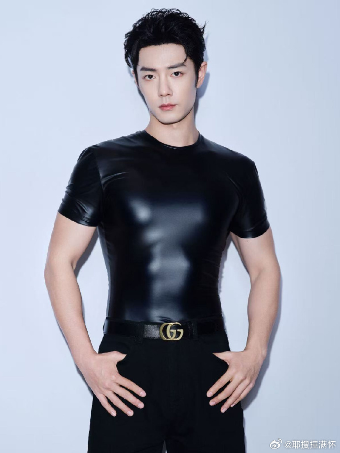 肖战皮质短袖肖战皮衣下的胸肌腹肌 肖战皮质短袖造型惊艳！皮衣下若隐若现的肌肉线条