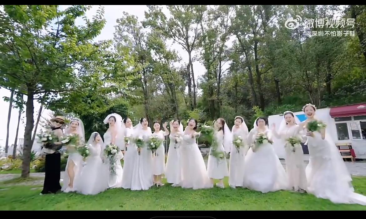 一群小仙女自己嫁给自己，这是个什么奇葩的玩法？女性选择自己和自己玩。生活中排斥异