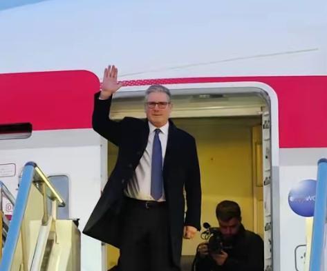 英国首相斯塔默“投喂”给了世界三句话！
第一句：中国不是“正在崛起”，是“已经崛