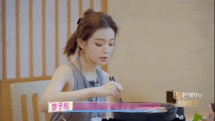 宋妍霏因为没戏拍陷入焦虑 没想到一向大大咧咧的宋妍霏也会有躺平焦虑症！跟罗予彤聊