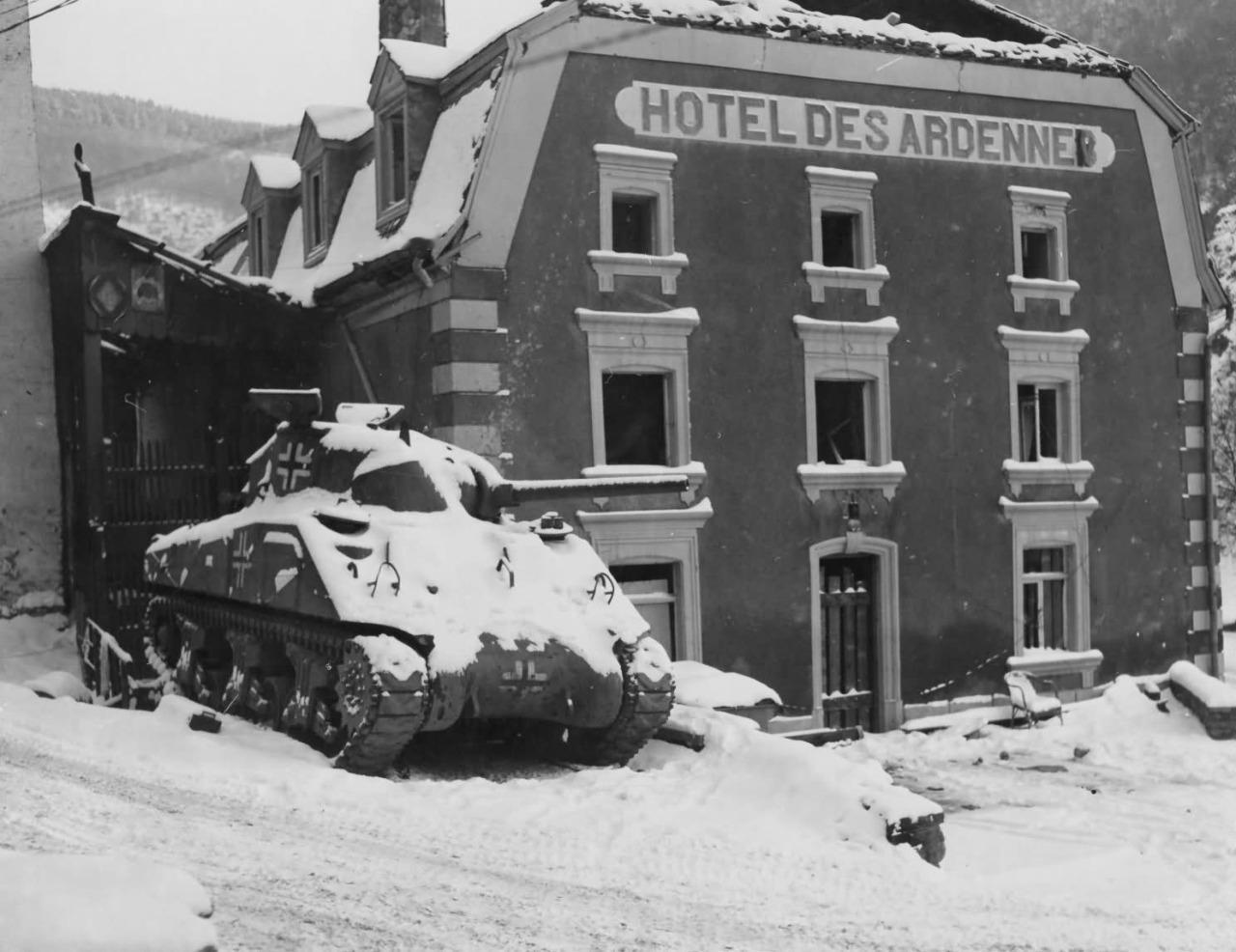 [呲牙] 德国伞兵的美制坦克——1945年，卢森堡，威尔茨州，埃斯-叙尔-叙尔镇