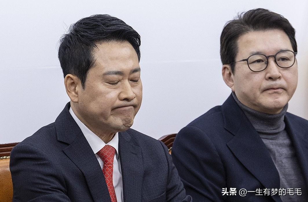 快讯：12日上午韩国国民力量党党首张东赫最终决定不参加将于中午举行的总统府午餐会