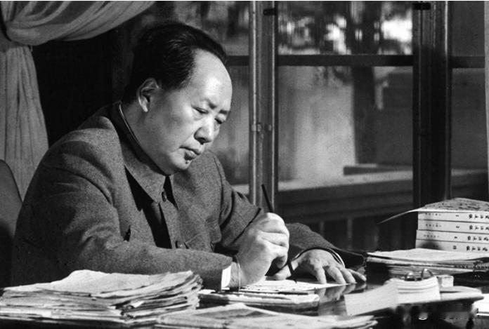 在延安时期，毛主席对萧劲光说：“听说你这里还有不少宝贝？”接着眼神往桌子上瞅，没