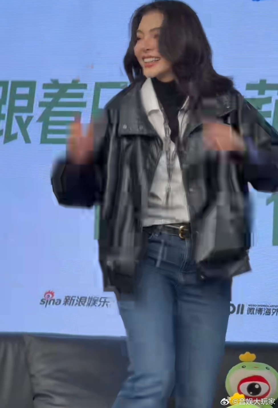 泰星看许我耀眼学穿搭国产剧的魅力藏不住啦！Faye这身皮衣牛仔，不就是从许我耀眼