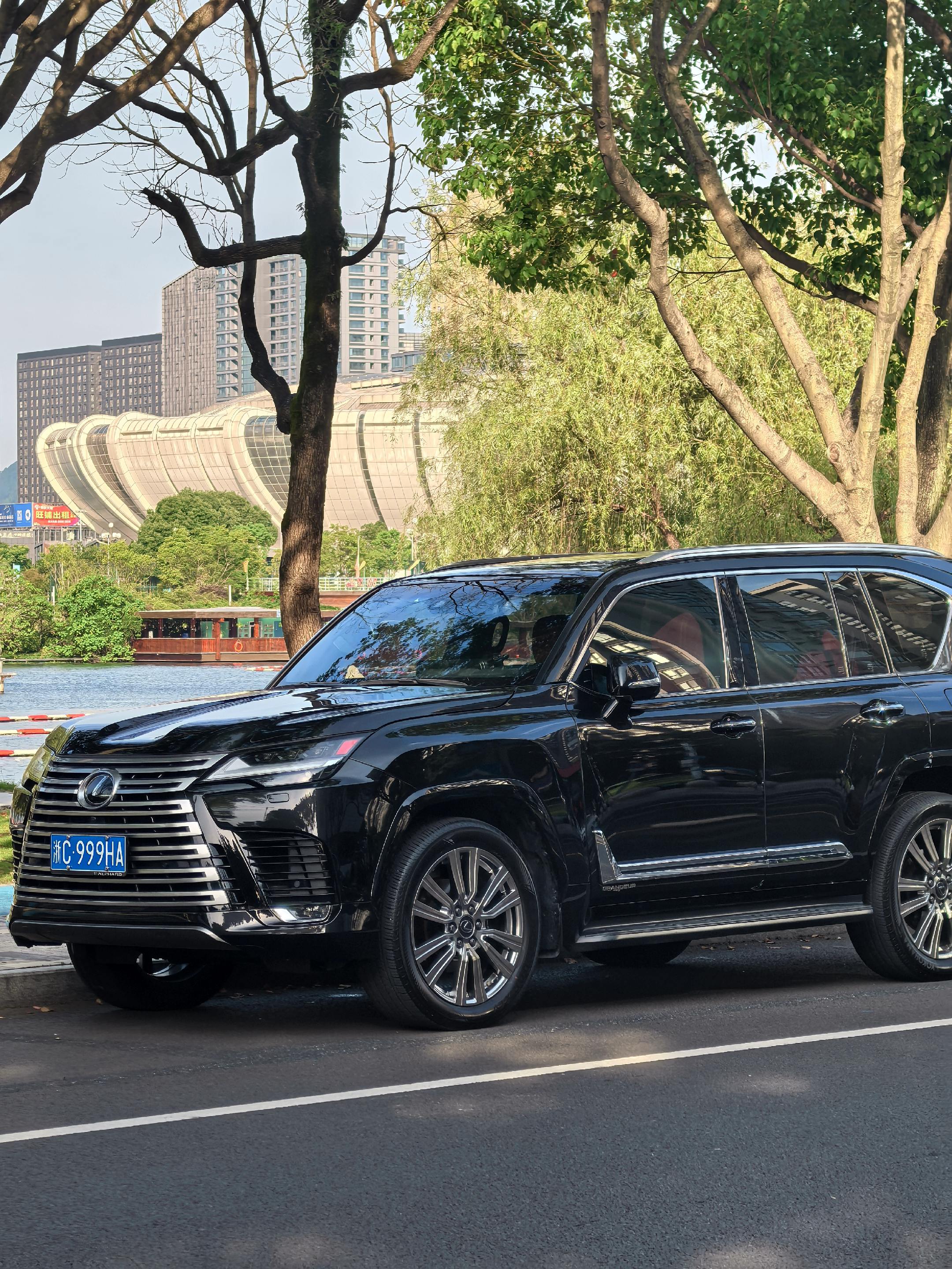 承认有些车的出现 整个街区的格调就变了