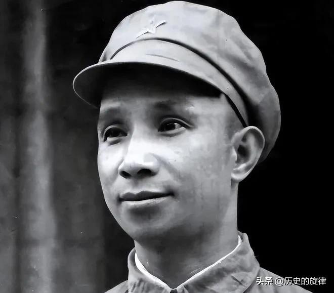 李银桥晚年揭秘：毛主席对粟裕的顶级评价，藏着不为人知的将帅相知
 
在毛主席身边