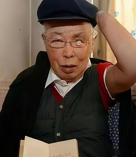 1950年，长津湖战役中，17岁的朱彦夫重伤昏迷，被美军补刀划开肚子，疼醒之后他
