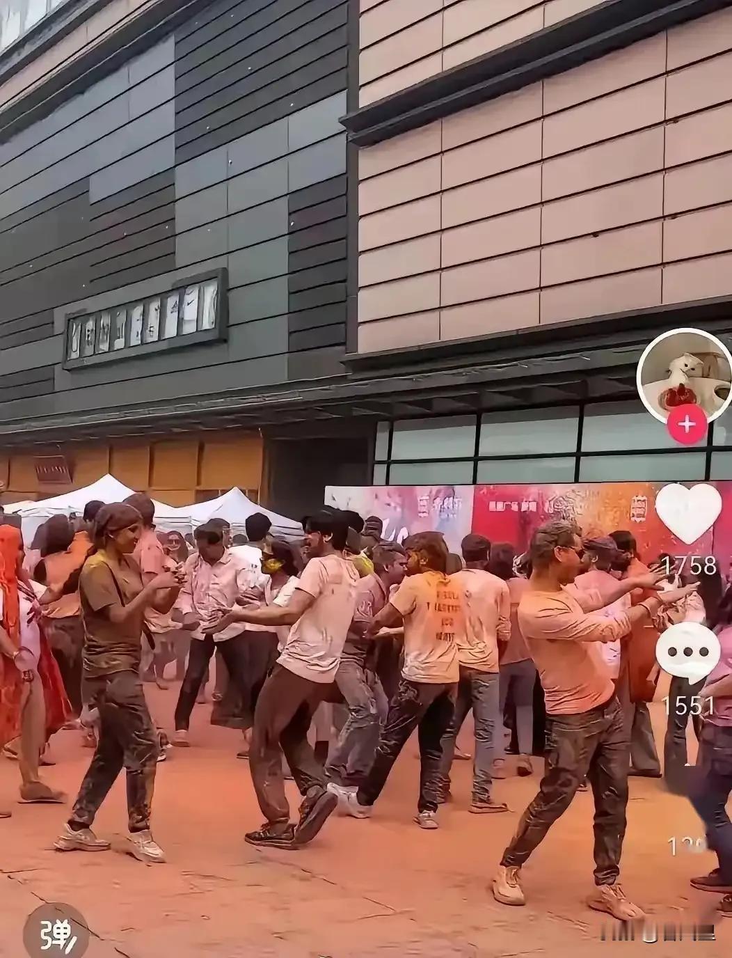 成都街头撞见印度人过洒红节，可愁坏了路边值守的环卫大妈。

这帮人撒彩粉没个章法