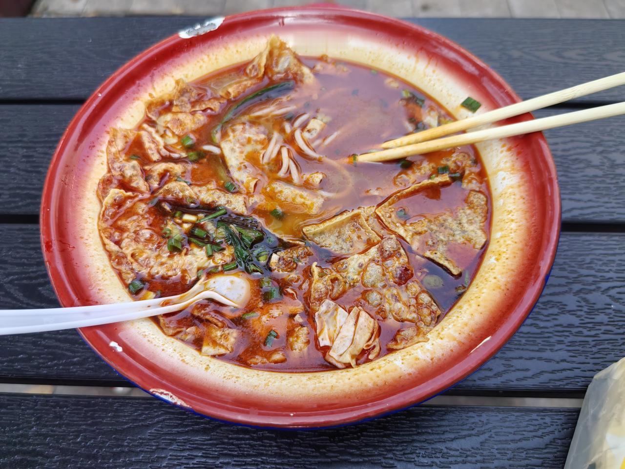 民以食为天，这是在今天，不会做饭到处可以买到吃的，首先前提还是得有钱。
这要放在