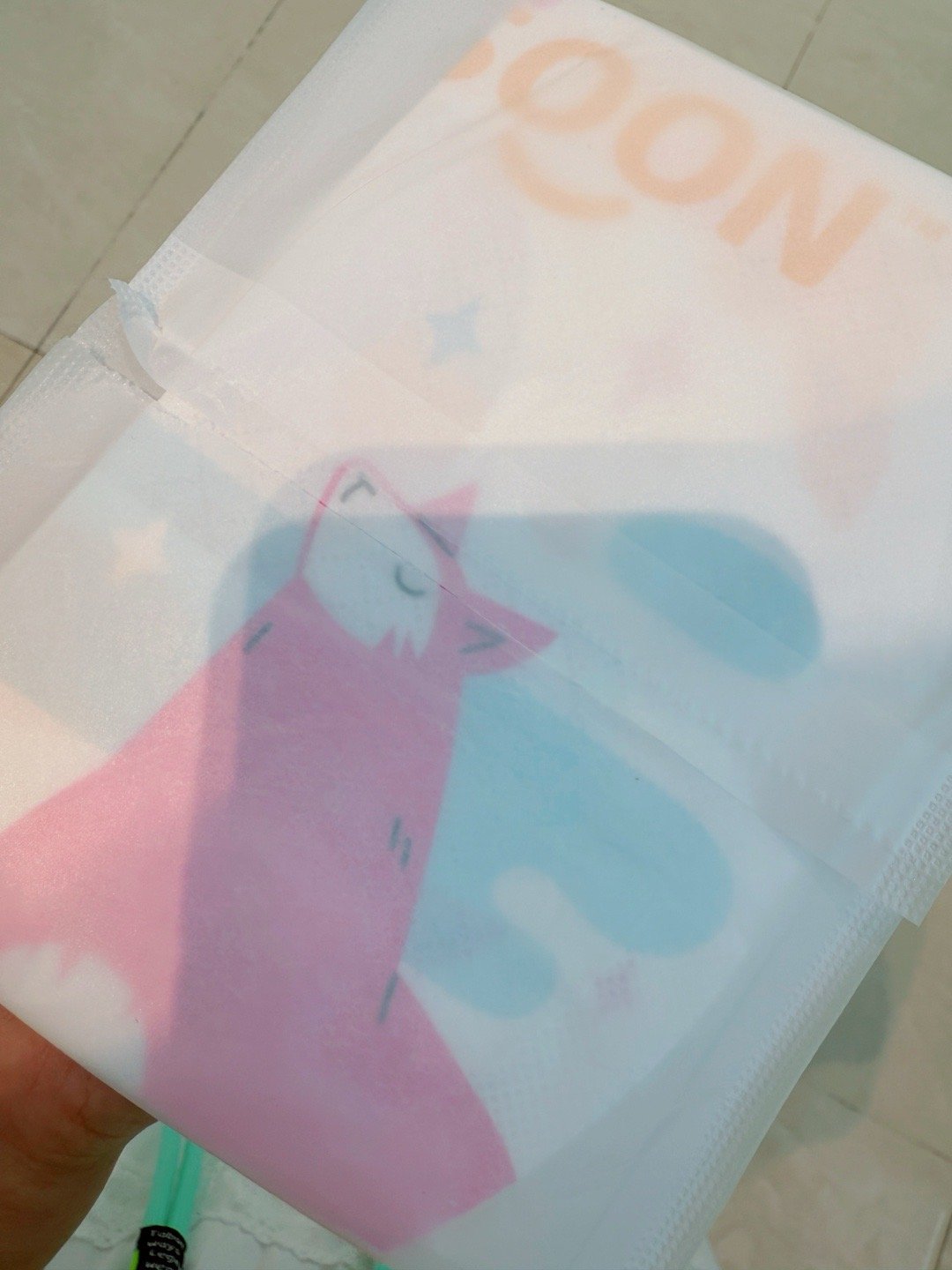 中午吃饭穿的白衣服，想跟店员要个围裙，店员说没有围裙但有宝宝围嘴，非得给我一个，