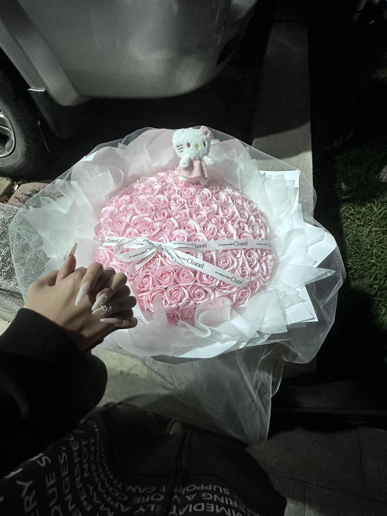 我也以为我不喜欢花 当我真真切切的看见花在我面前的时候 我发现我会挺喜欢的 花束