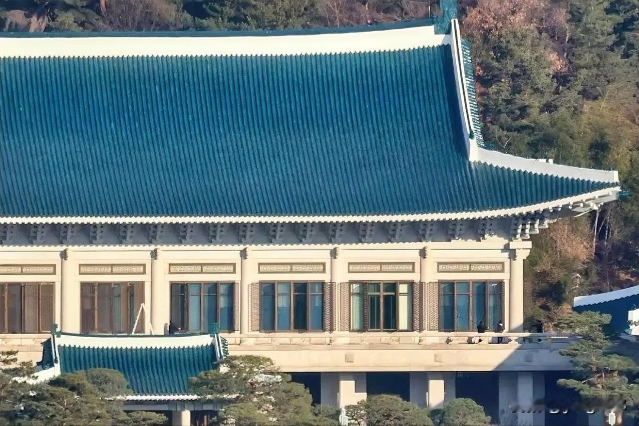 12月24日——韩国总统府宣布，自周一起正式启用“青瓦台”名称，结束其所谓的“龙