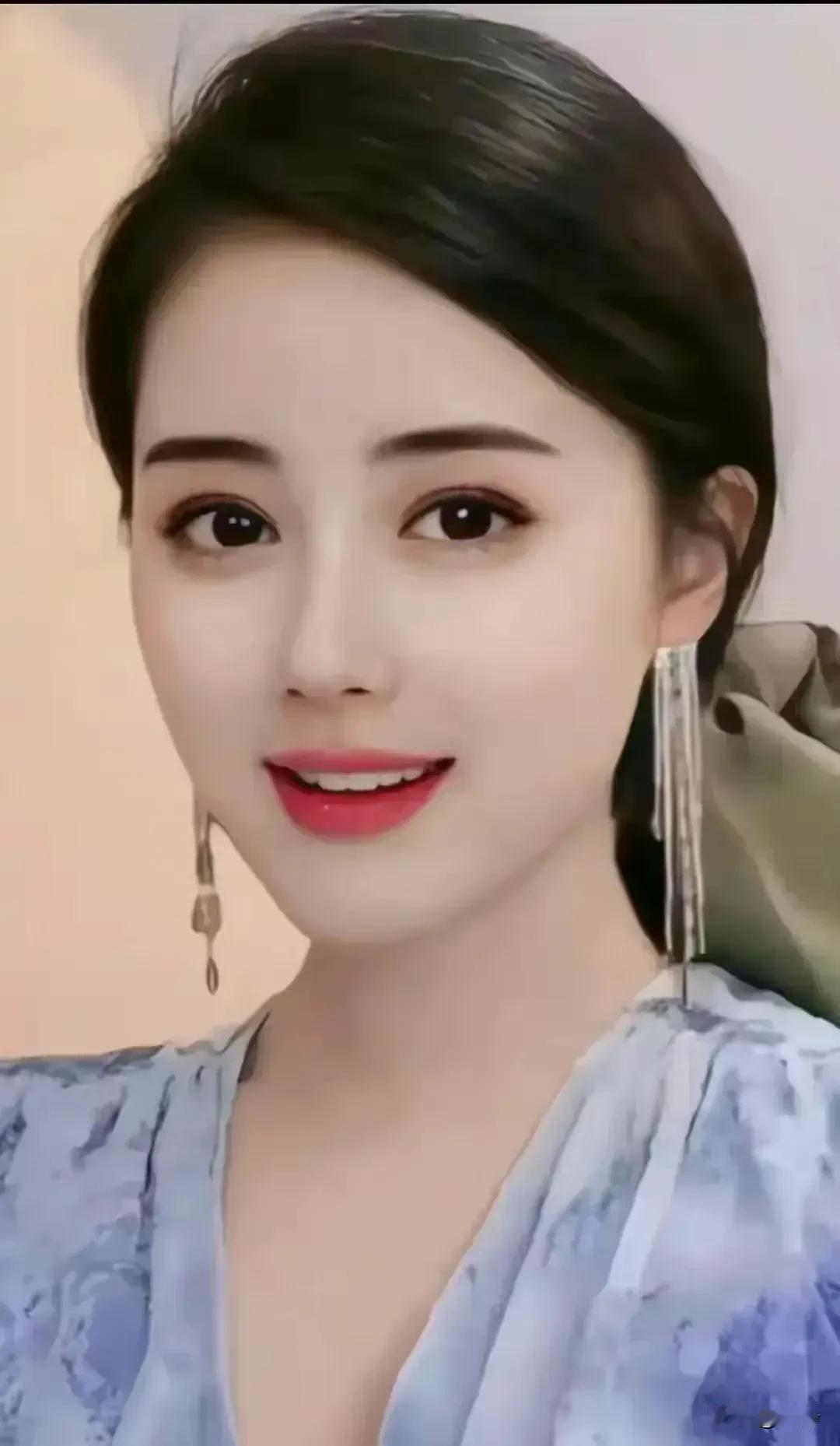 发现一个有趣的现象：
两老儿但凡女的走在了前面，
男的但凡有一点能力，
大多都会