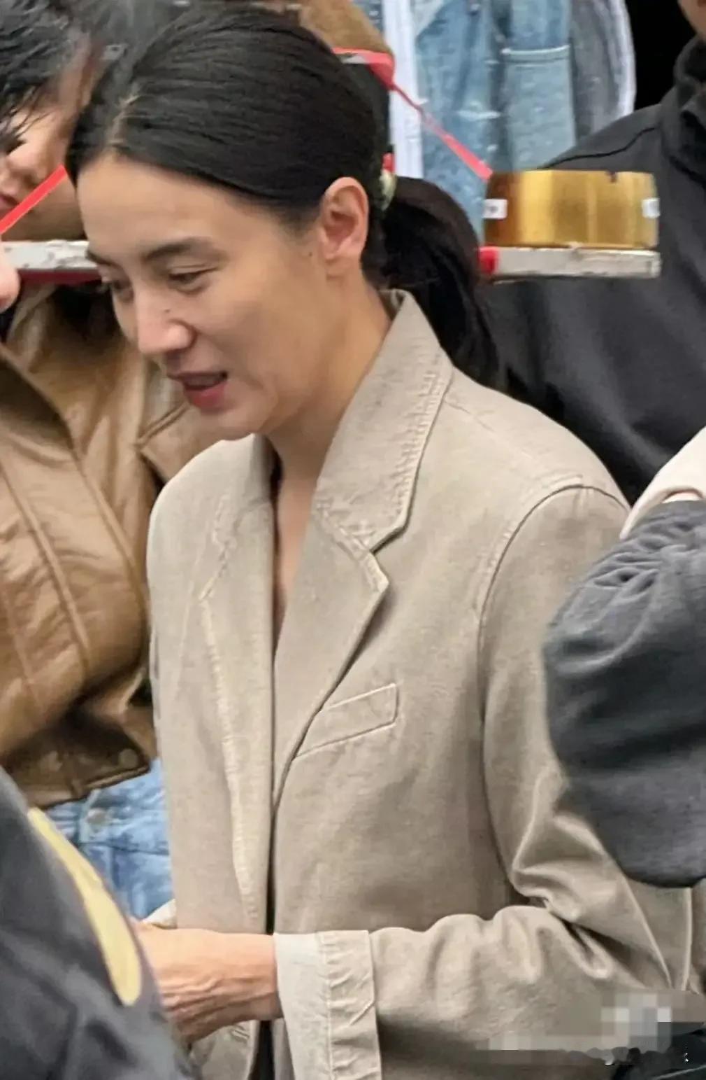 宋佳素颜怎么变成这样了？应该是没有休息好的原因。之前有幸偶遇见过她，真的好漂亮的