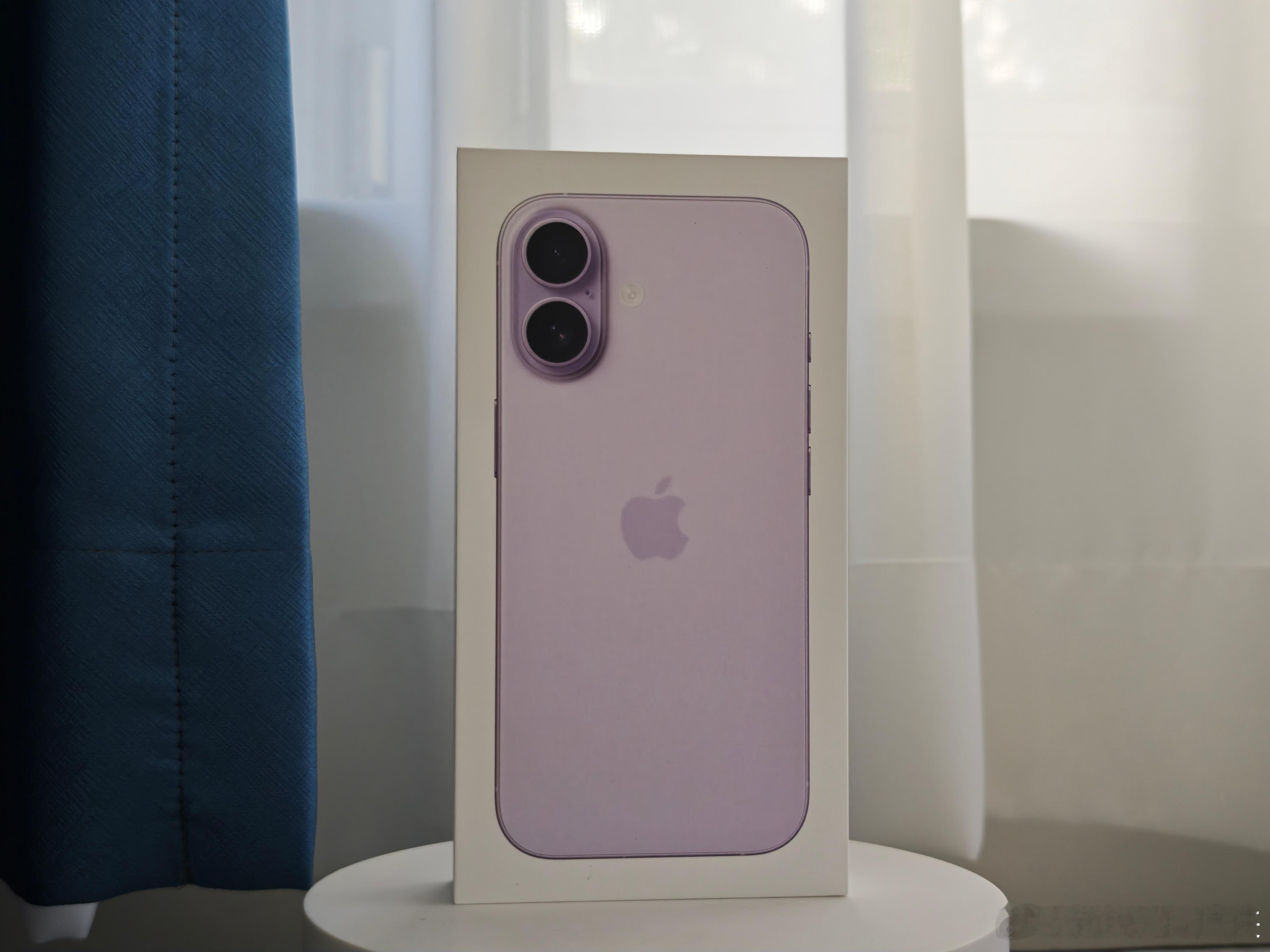 苹果这回效率挺高，昨天发货今天我的iPhone 17就到了[馋嘴]。 ​​​