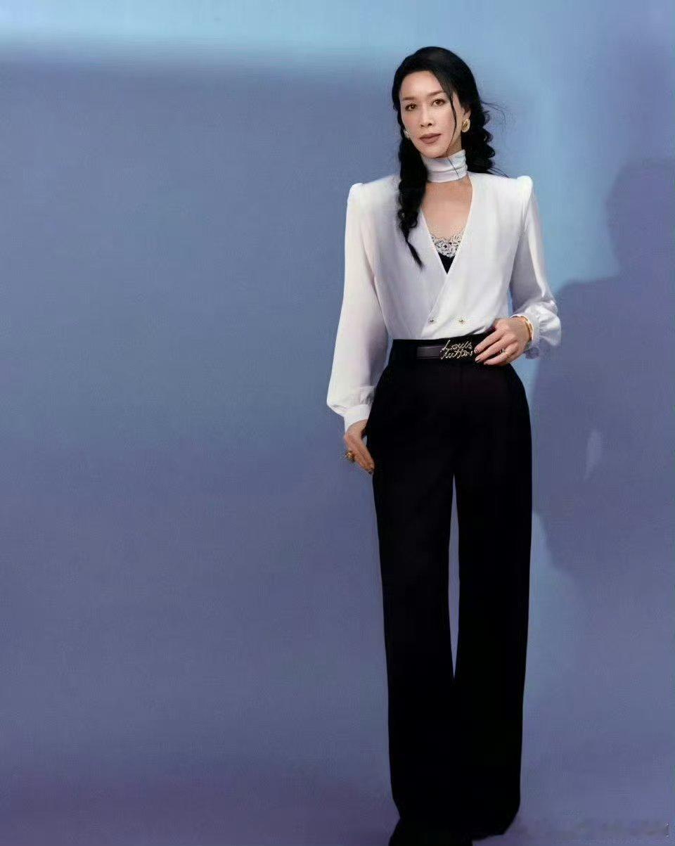 那英一双长腿又细又直，气场全开又美又飒，状态绝了，姐的时尚表现力从没输过，鲨疯全