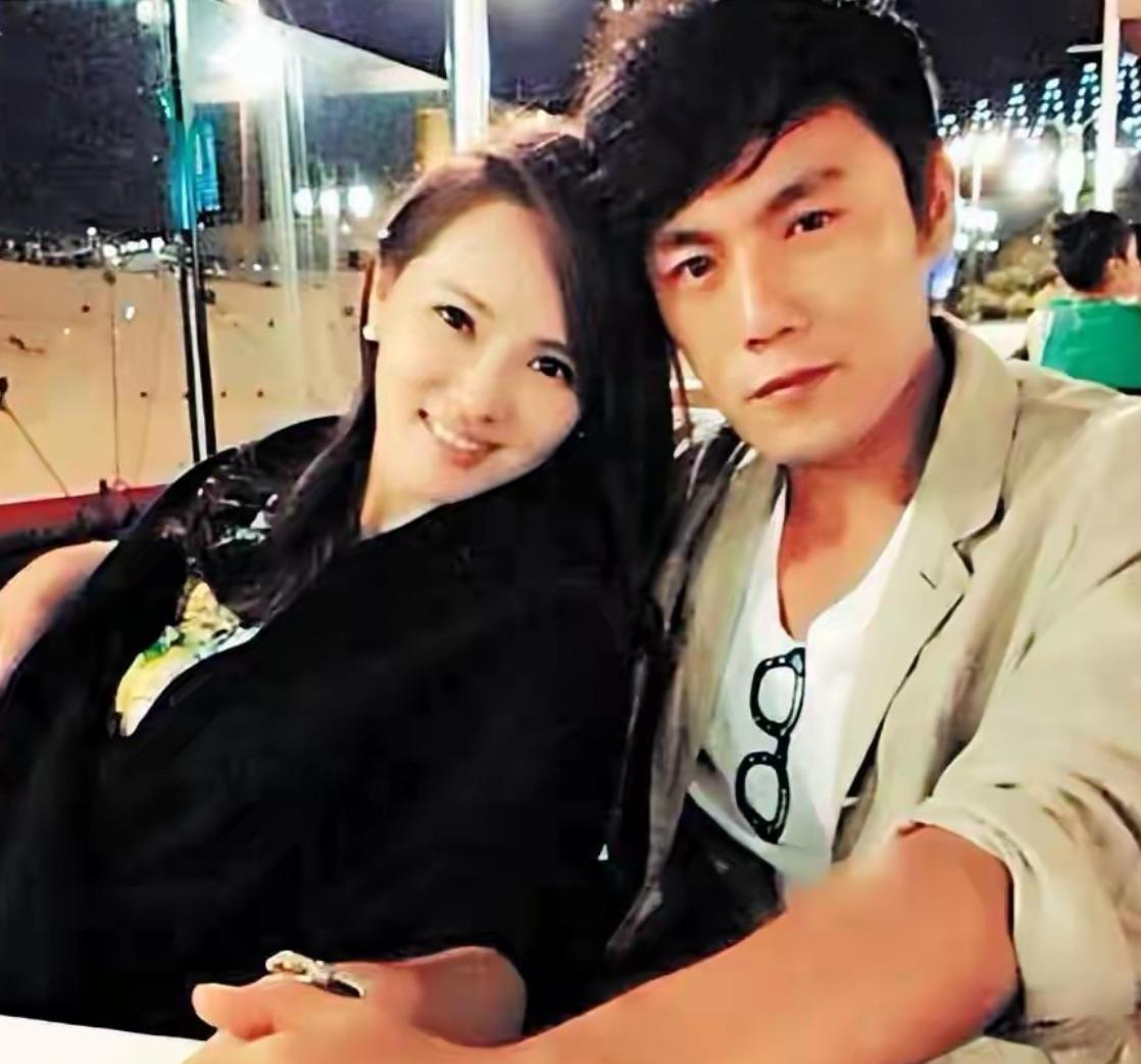 秦昊妈妈这含金量，

真是被王鹤棣爸爸一衬更明显了

王鹤棣爸爸回应儿子不舒服那
