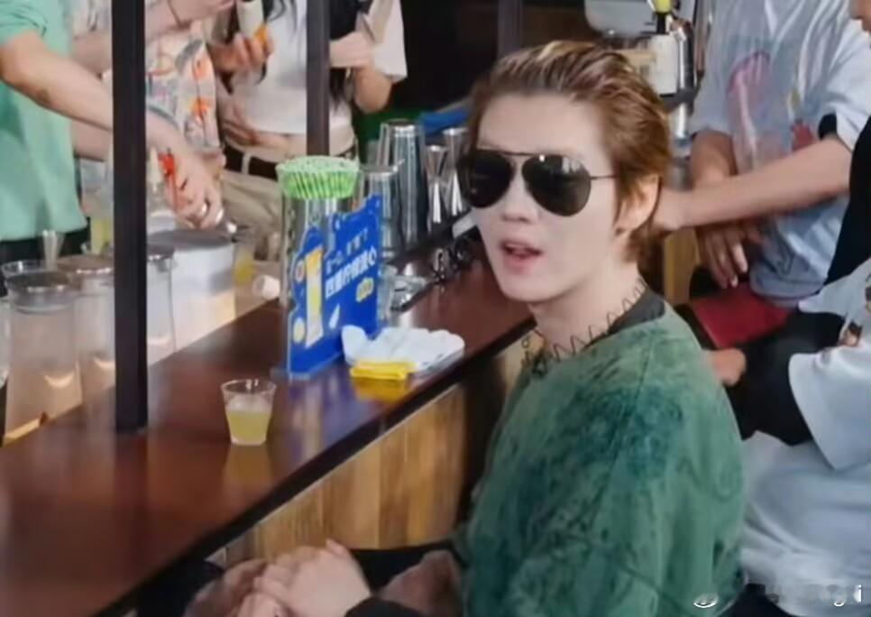 鹿晗发箍挂脖不仔细看还以为是项链 