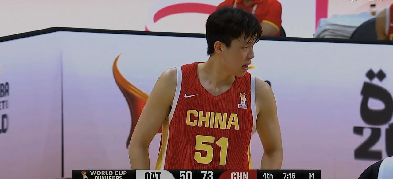 当下，杨瀚森的发挥是中国男篮取胜的关键因素。
回看世界杯预选赛中卡之战，杨瀚森上