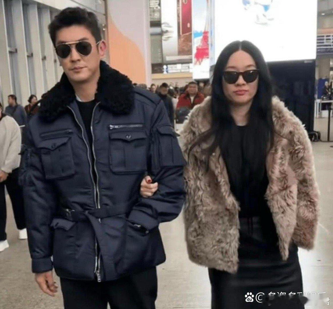 霍思燕与老公一起走机场，她挽着老公的胳膊，夫妻看起来很甜蜜！ 