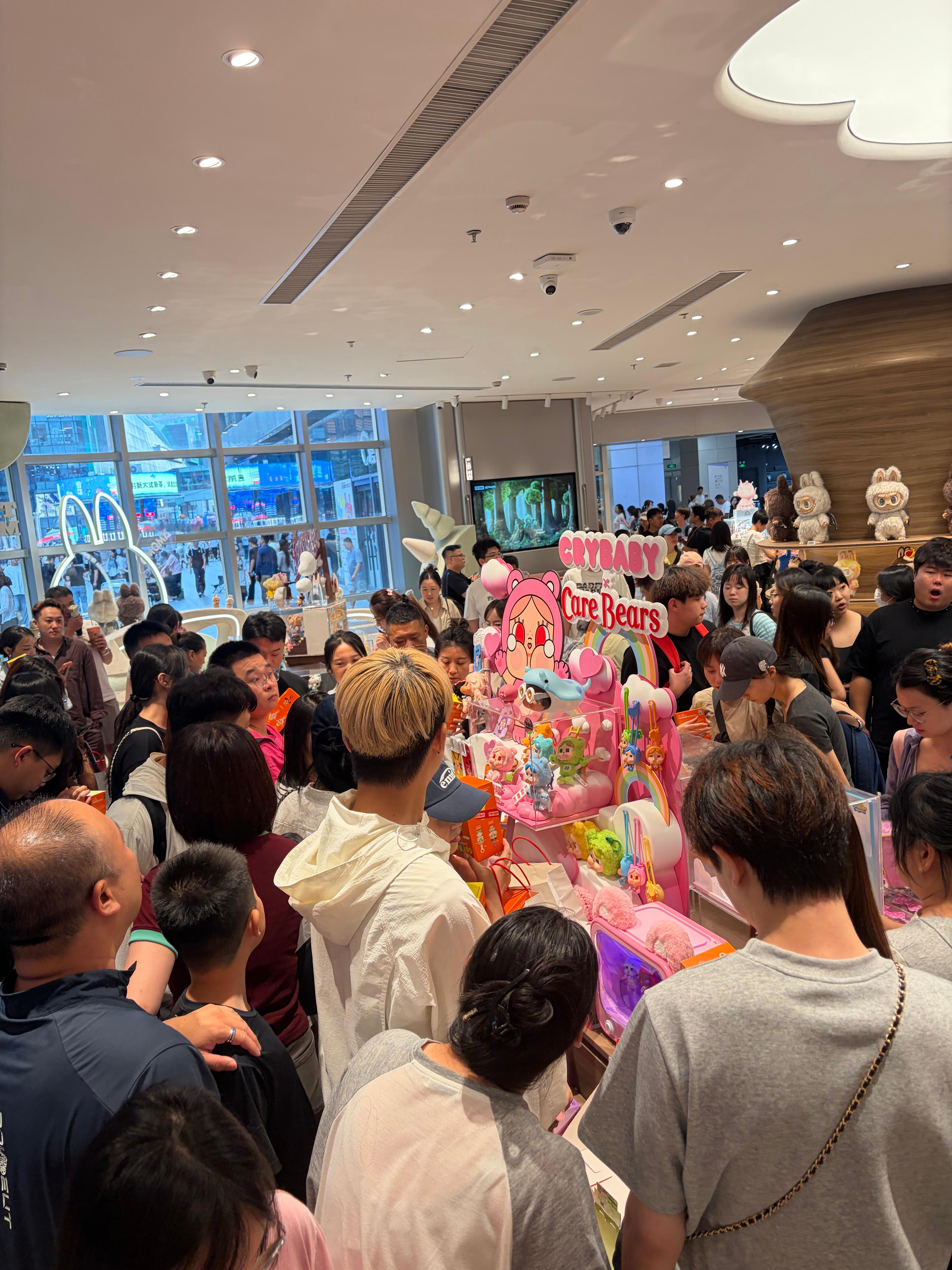 泡泡玛特的火爆程度，感觉他们股价还能继续涨 ​​​