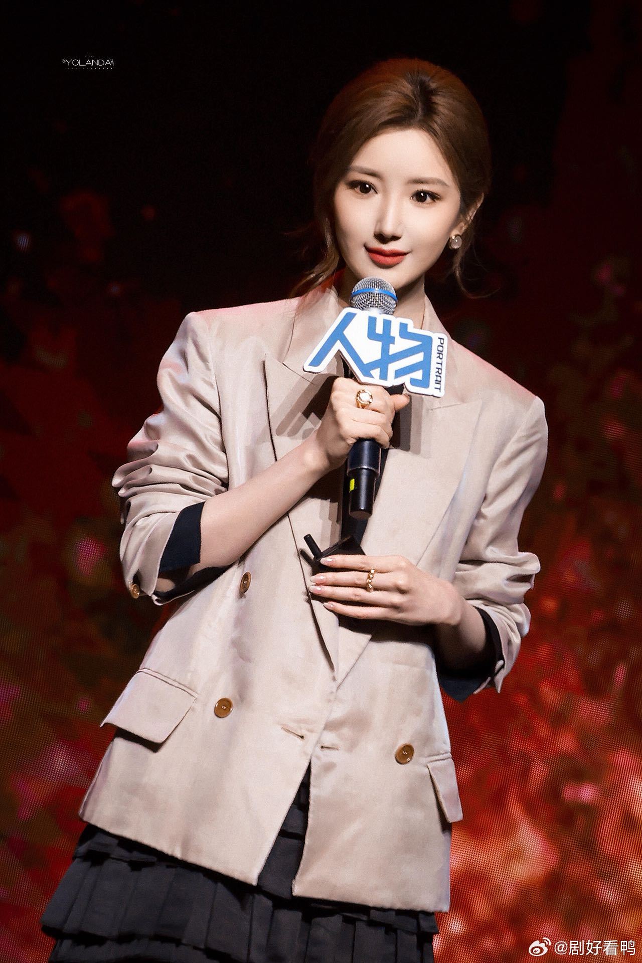 毛晓彤这组完全妈咪级别毛晓彤这组状态真的绝了！西装连衣裙干练大气，气场拉满，每一