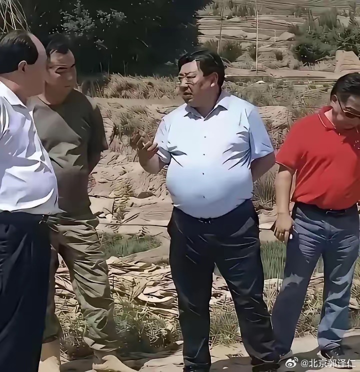 同志，做为党政干部要注意形象，我知道你有可能是遗传，但也有可能酒饭太丰盛…．