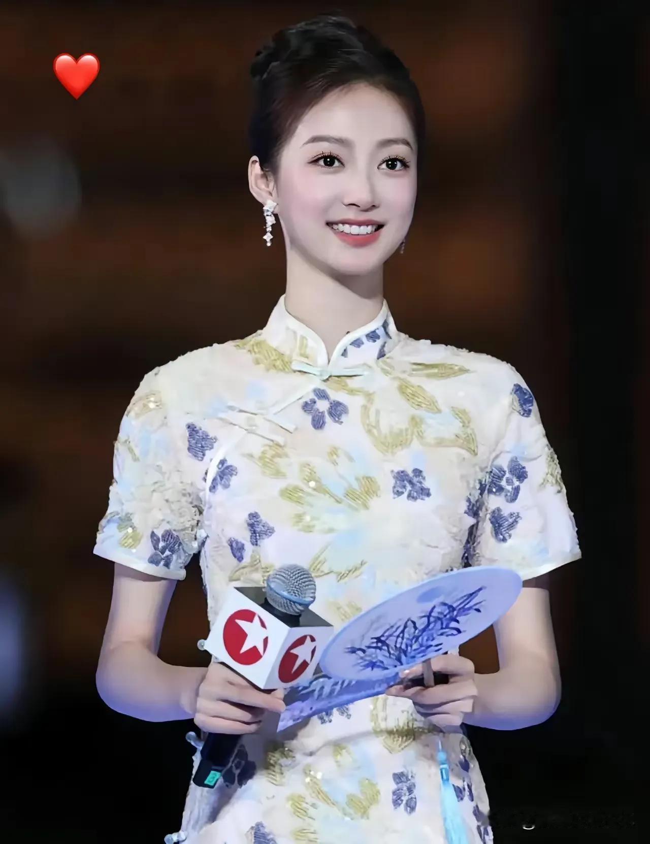 中国传媒大学的校花，今日一见，果真名不虚传 ！长得又好看，身材完美，又有江南美女