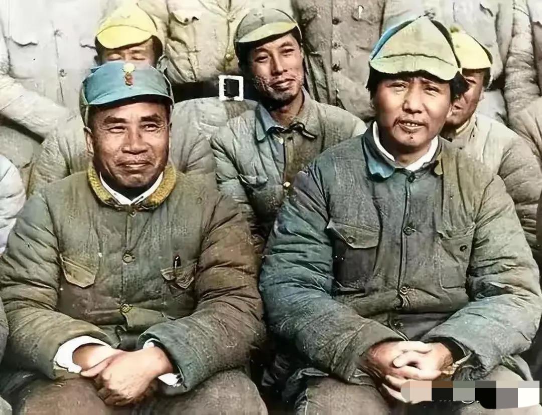 不要再被电视剧骗了，真正的毛主席是这样的，从来不管衣服怎么样，能穿就行，一件睡衣