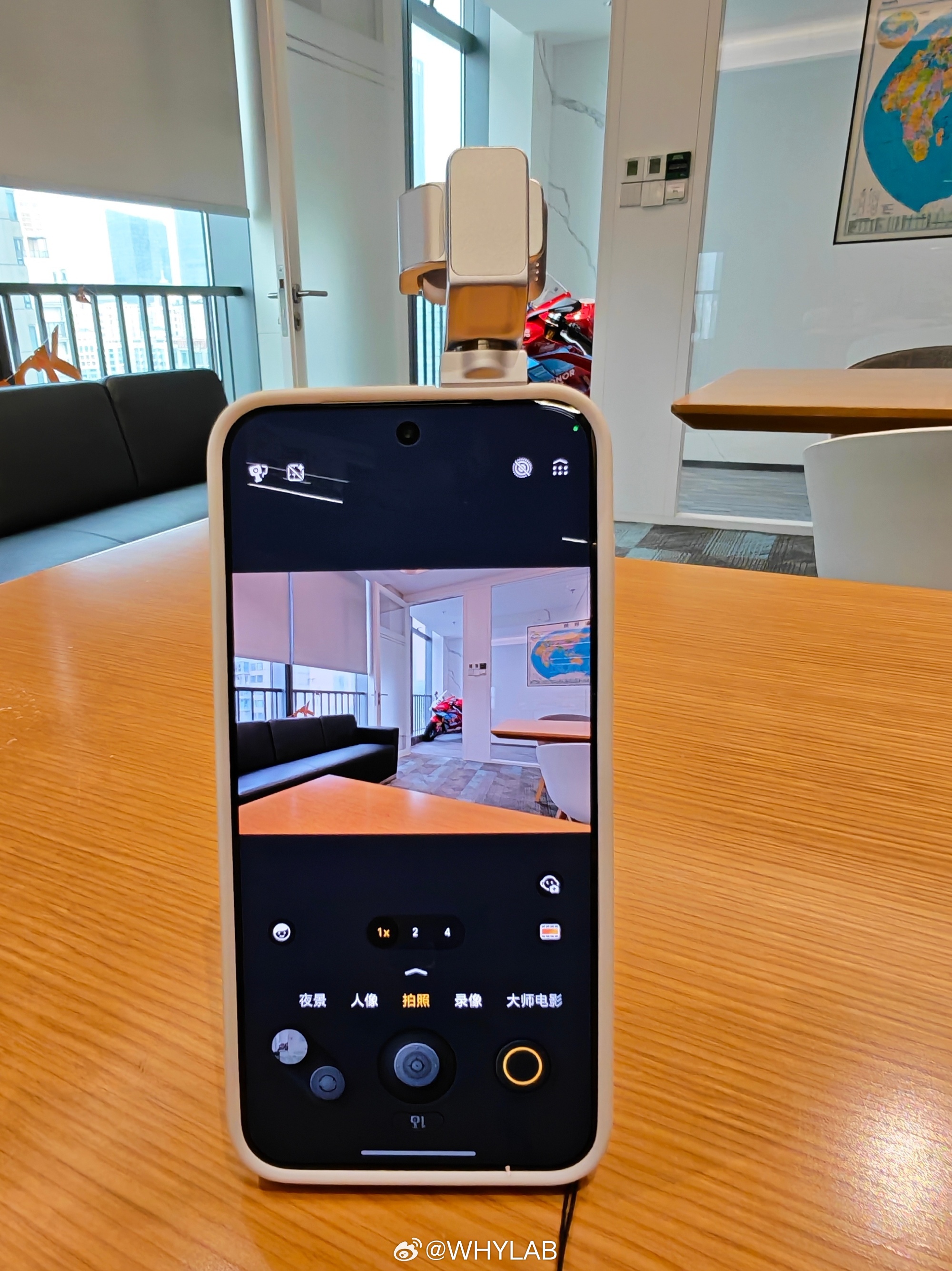 关海涛公布了荣耀 Robot Phone 的相机界面，支持大师电影模式，视频能力