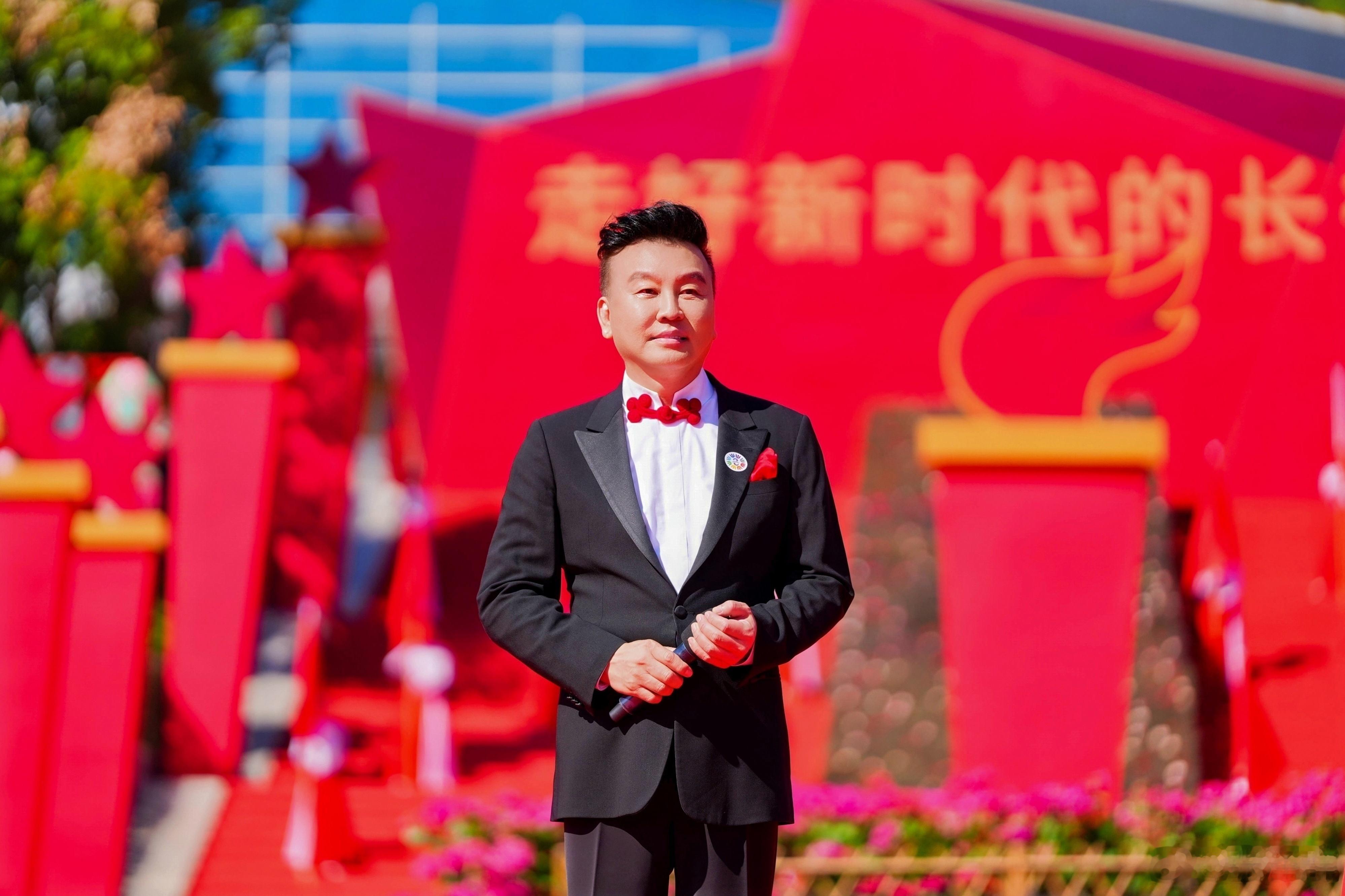 红旗跃过汀江，风展红旗如画。长汀，纪念长征胜利九十周年。中国文联志愿服务团走进闽