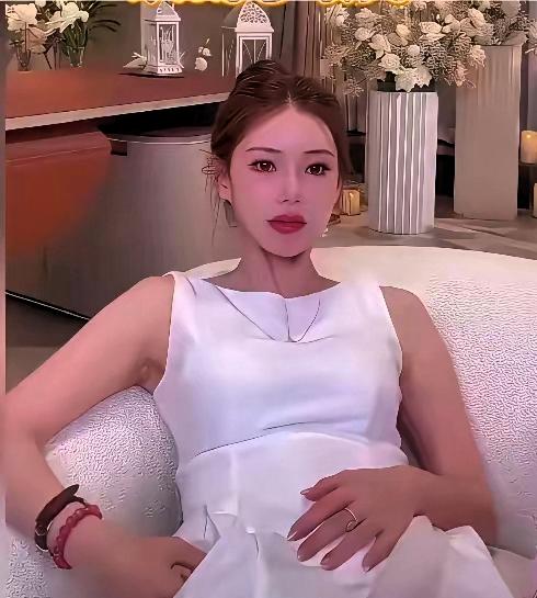 麻六记准儿媳，挺着肚子还直播，这到底行不行。
马筱梅怀孕七个月了，大家都知道了，